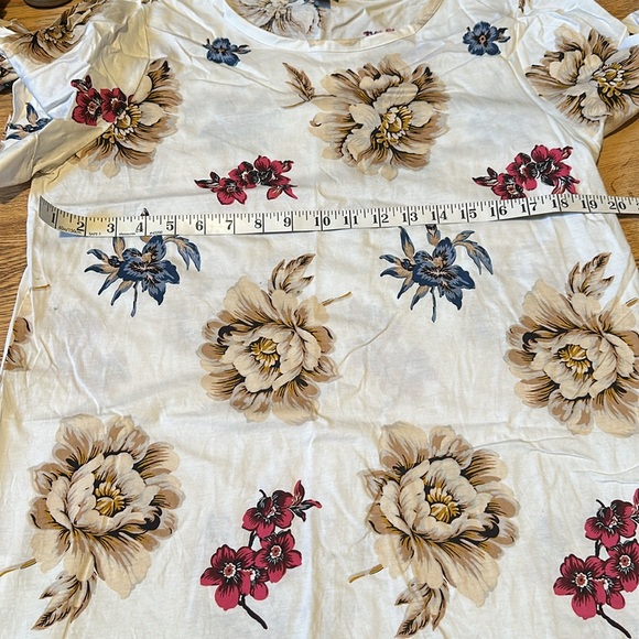 Ann Taylor Factory flower top - Picture 4 of 4